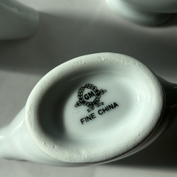 Lot of six gravy boats, white porcelain two marked as Fine China dinner wear - Picture 5 of 8